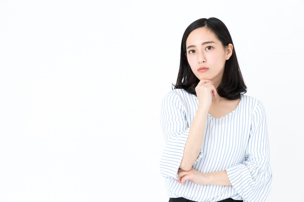 悩んでいる美容師の女性