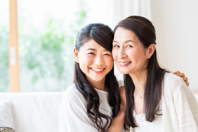 嬉しそうに微笑むシニア女性2人