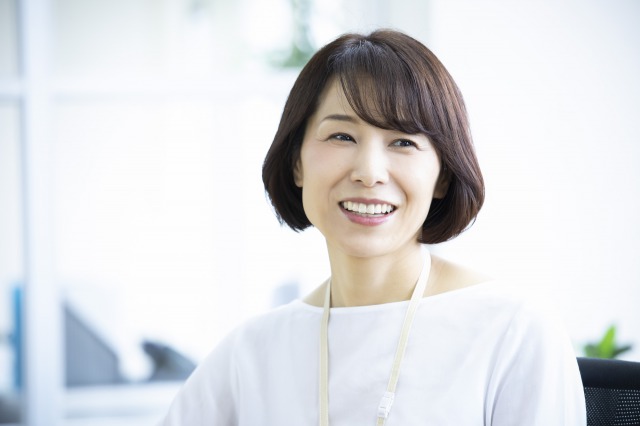 微笑むシニア女性