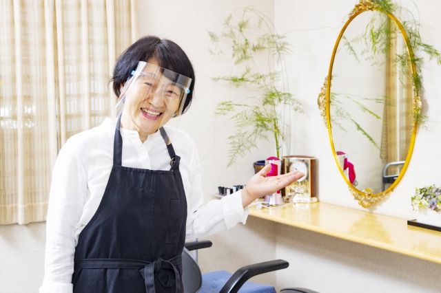 シニアのベテラン女性美容師