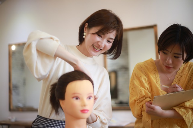 自己研鑽する美容師