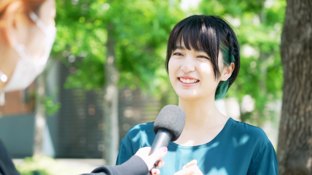 インタビューを受ける、女性美容師