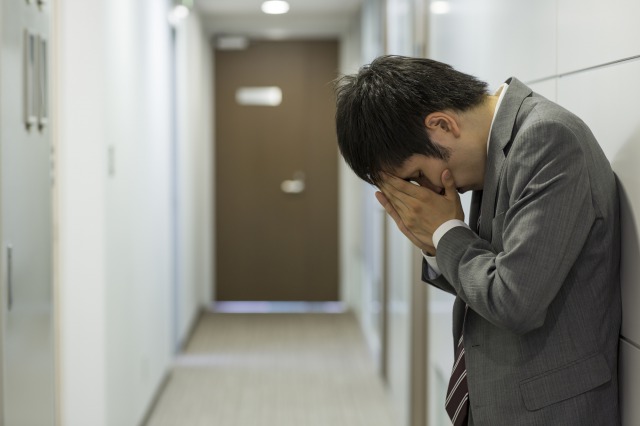 苦悩している男性美容師