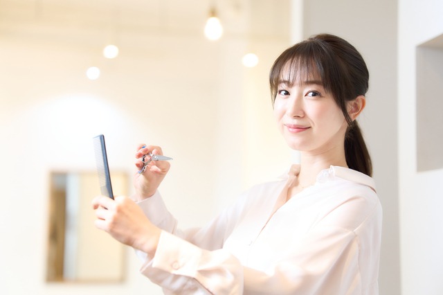 微笑んでいる女性美容師