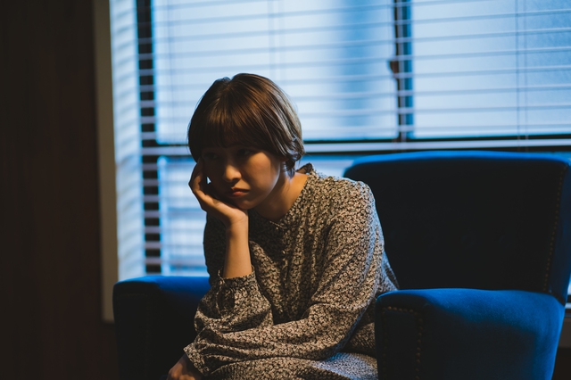 クレームで落ち込む女性美容師