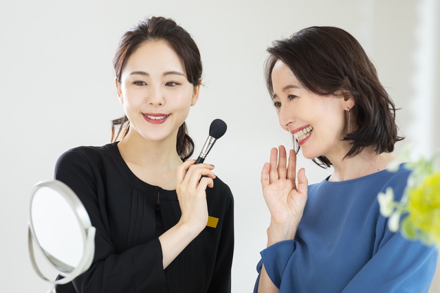 メイクをしている女性