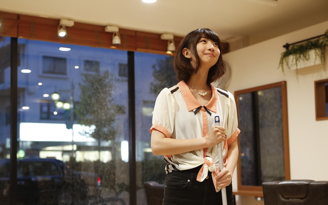 サロンの掃除をする女性アシスタント
