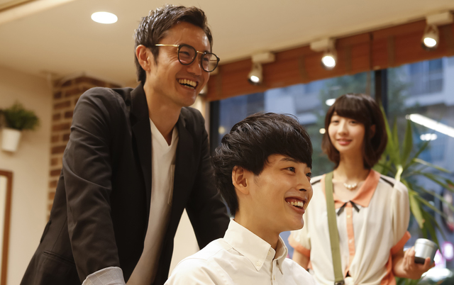 笑顔のサロンオーナーと従業員