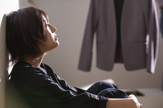 悩んでいる女性美容師