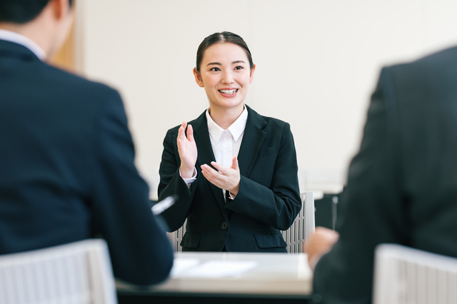 転職活動中の女性