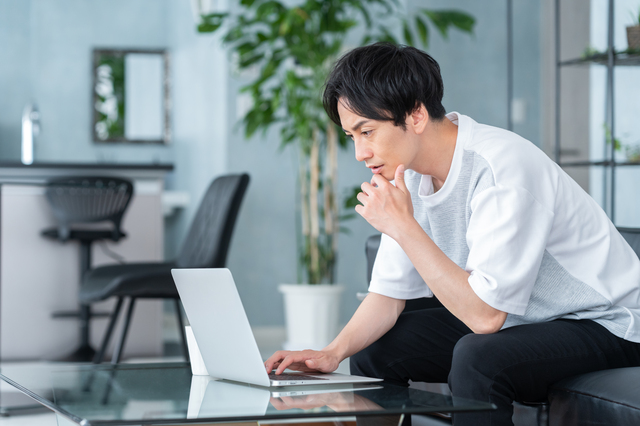 考え込む男性