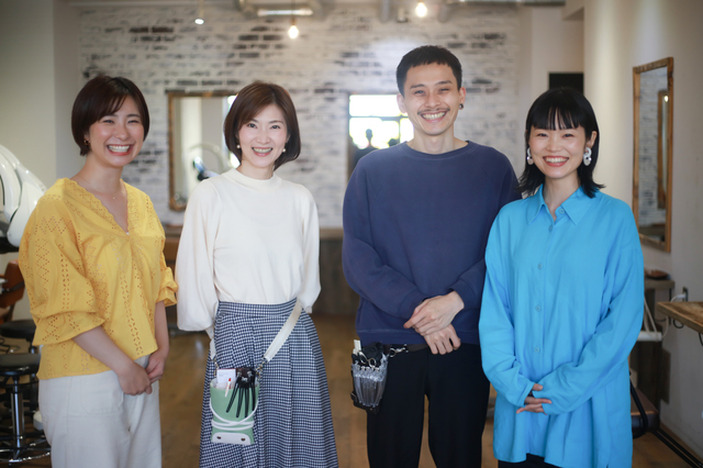 笑顔の4名の美容師