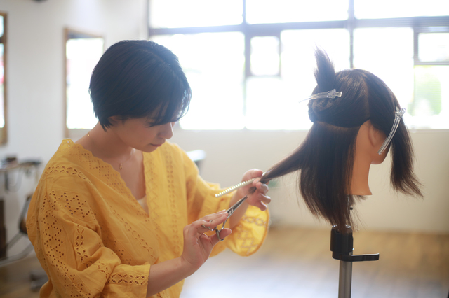 カット練習をするアシスタント