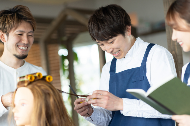 サロンオーナーと練習中のアシスタント