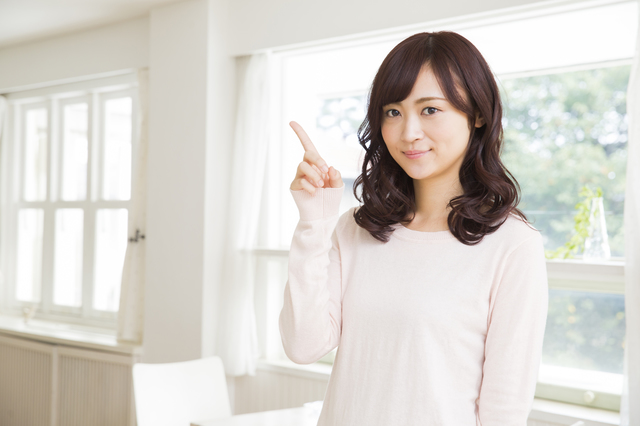 ポイントを指す女性
