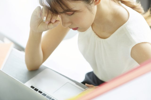 疲労困憊の女性