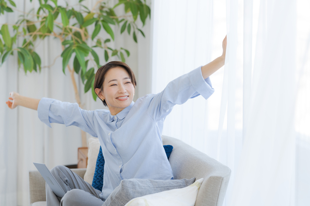 リラックスして体を伸ばす女性