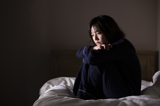 落ち込む女性