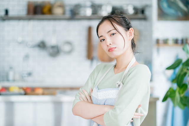 怒っている女性美容師
