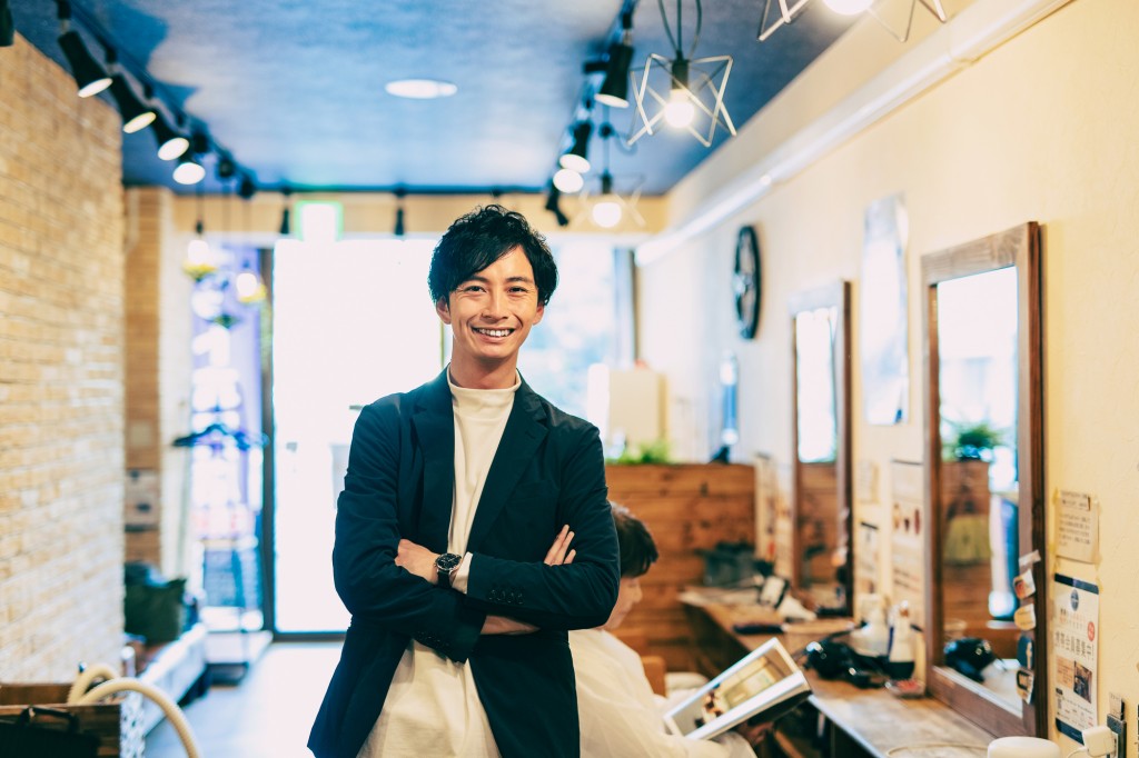 腕を組む男性美容師