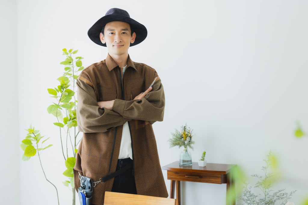 腕を組む男性美容師