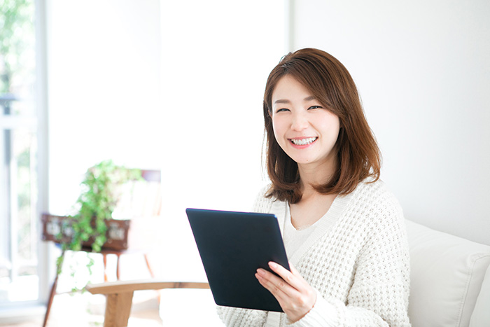 【現役美容師アンケート】美容室の雑誌はタブレットと紙どちらが良い？