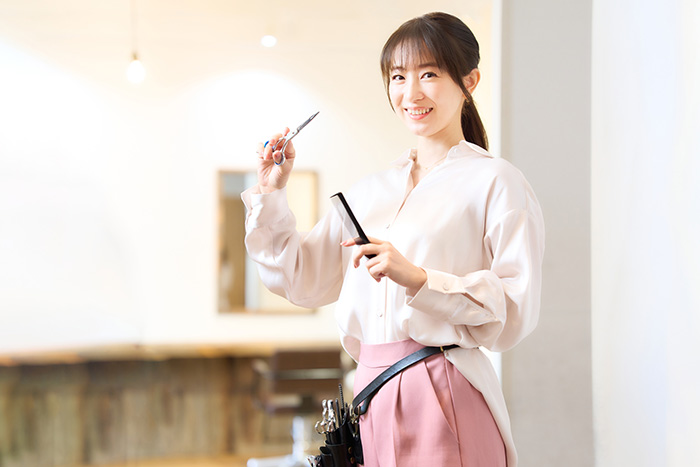 【現役美容師アンケート】美容師さんの目標とは？将来の夢や新人さんへのアドバイスも調査