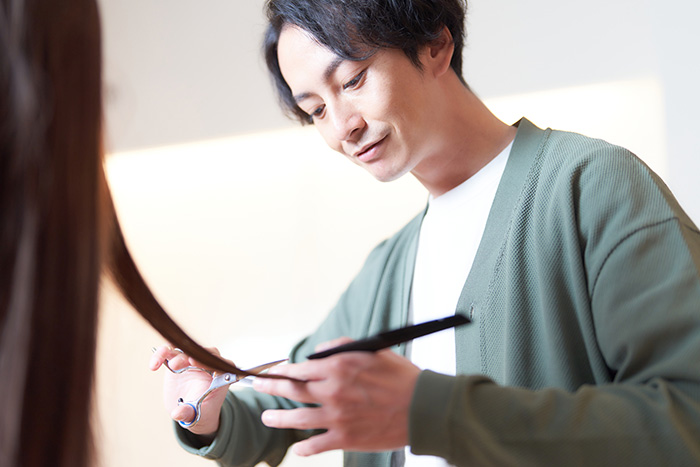 【現役美容師アンケート】美容師さんの服装に決まりはある？失敗談もご紹介