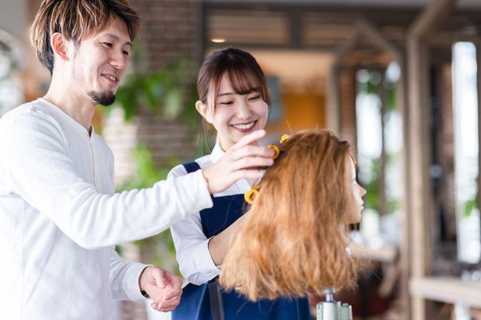 【美容師管理職10名に聞いた】新人研修は何をする？気を付けるポイントもご紹介