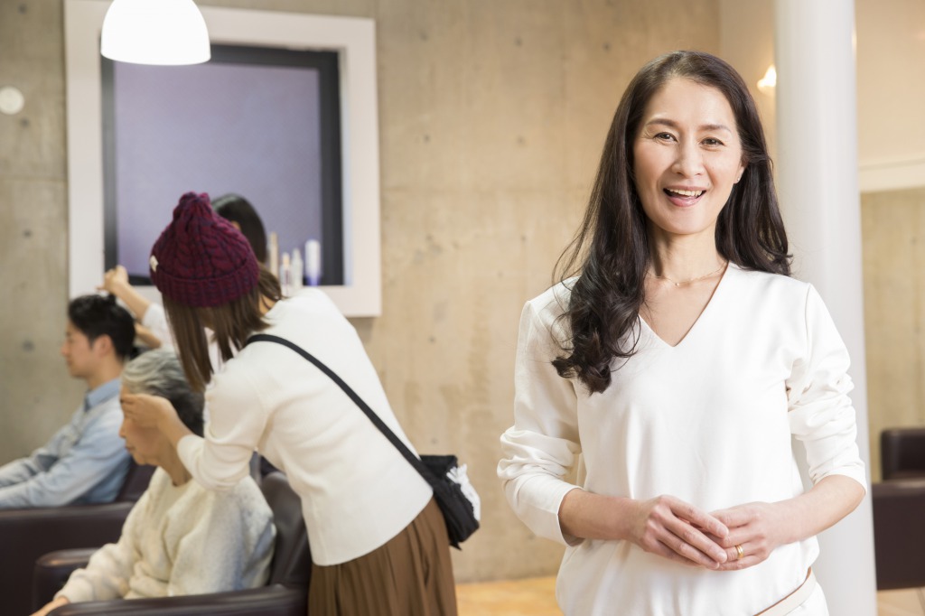 美容師が年をとったら？45歳～65歳のスタイリストに働き方を調査