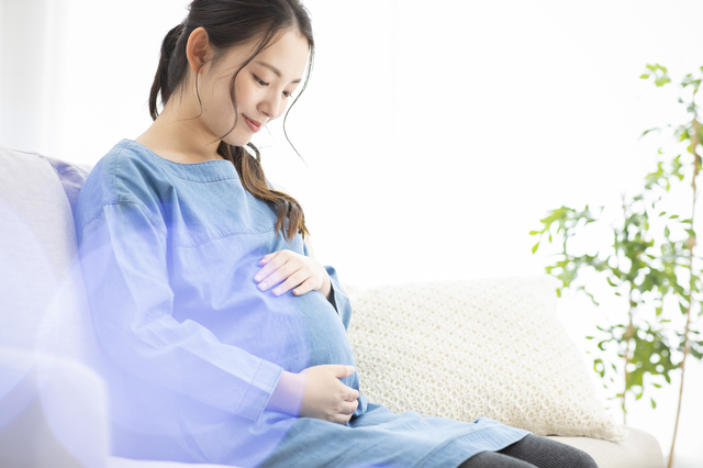 美容師は妊娠後いつまで働く？仕事中のつわり対策は？7つの質問を20名の先輩に聞いてみた